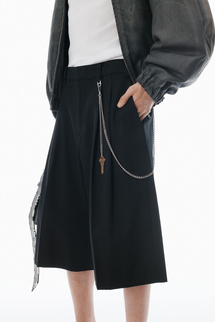 Tailored Short With Chain