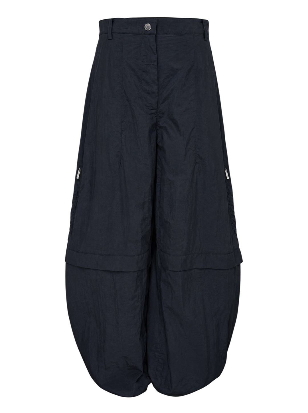 Jacquemus Oval Cargo Pants in navy with a high waist, side zip pockets and rounded balloon legs, shown from the front