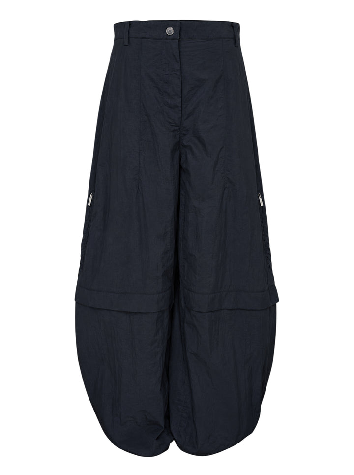 Jacquemus Oval Cargo Pants in navy with a high waist, side zip pockets and rounded balloon legs, shown from the front