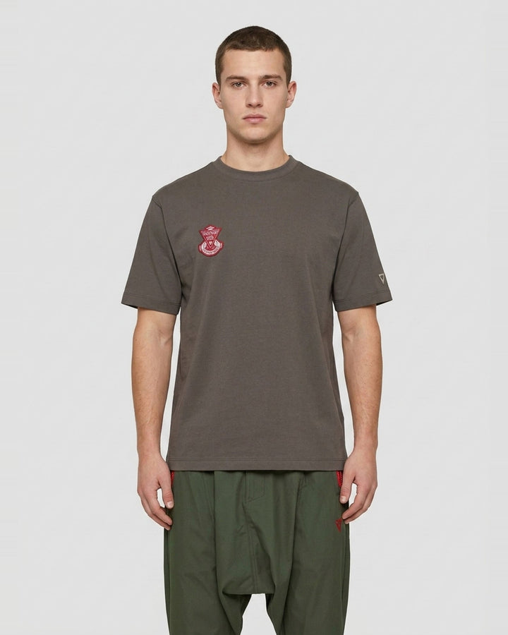 Badge Basic Tee | Blackjack | Club21 - front