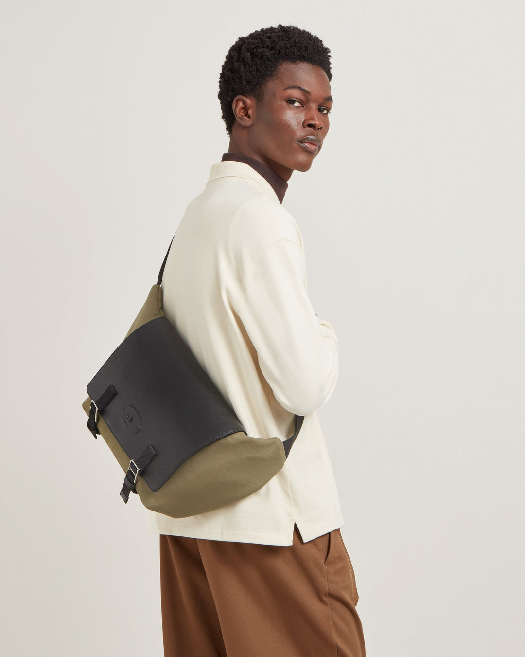 스카이 메신저 올리브 &amp; 블랙 캔버스 &amp; 스몰 클래식 그레인