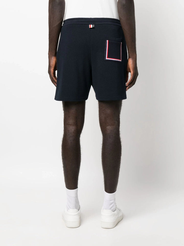 RWB 프레임이 있는 허벅지 중간 반바지