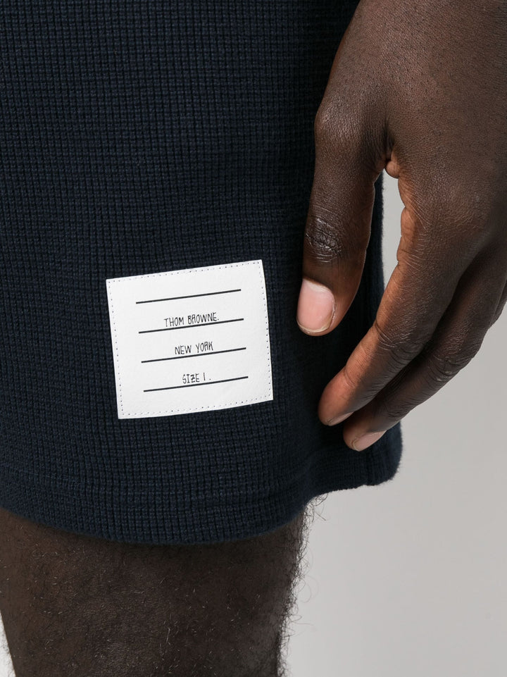 RWB 프레임이 있는 허벅지 중간 반바지