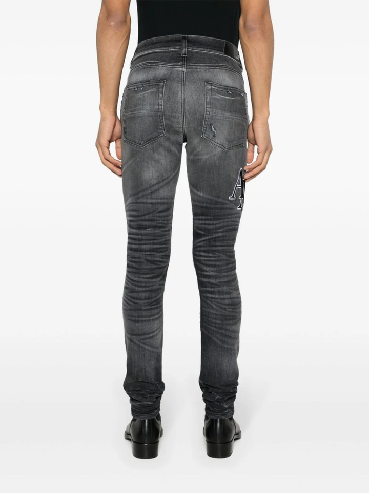 스태거드 로고 진