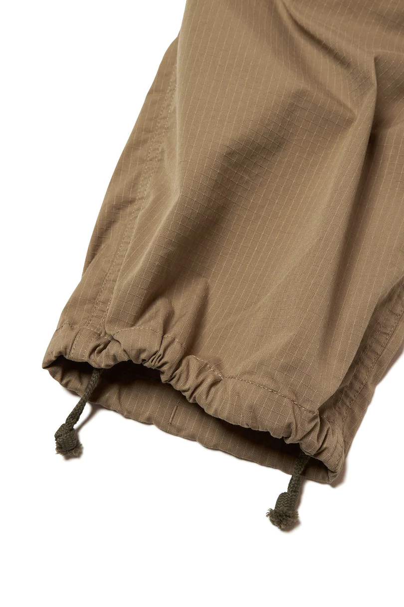 베이지 낙하산 바지