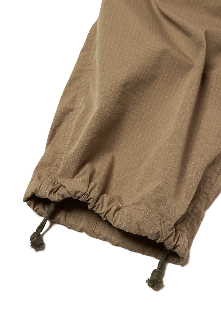 베이지 낙하산 바지